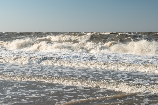 Close das ondas em um dia de verão