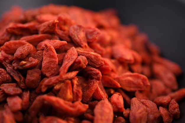 Close de bagas de Goji secas em uma tigela preta