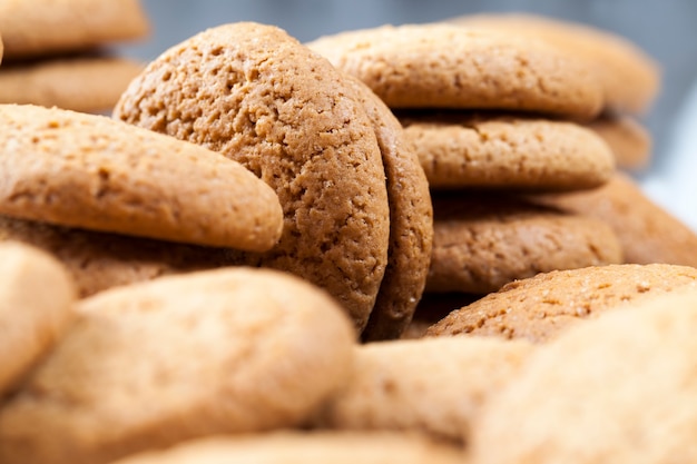 Close de biscoitos de aveia não muito ricos em calorias, biscoitos secos e crocantes não muito doces, biscoitos porosos assados com farinha de aveia