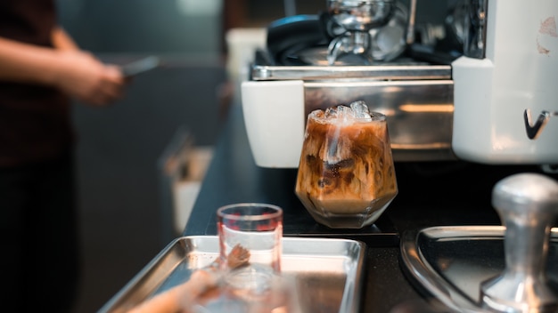 Close de café gelado servido na mesa preta de cafeteria