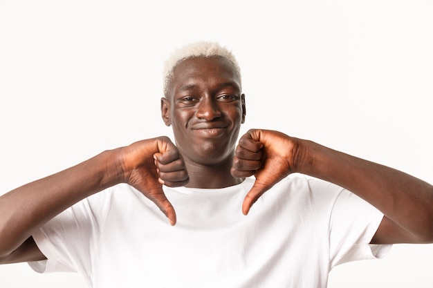 Close de cara negro sem graça e cético com cabelo loiro