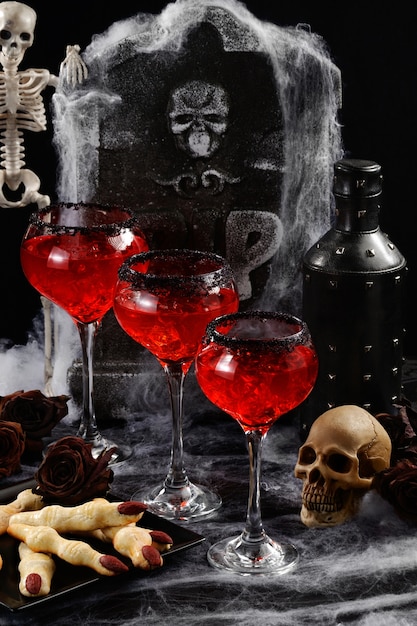 Close de coquetéis de Halloween prontos para serem servidos