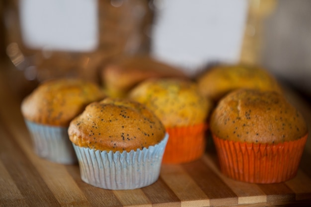 Close de cupcakes na tábua de madeira