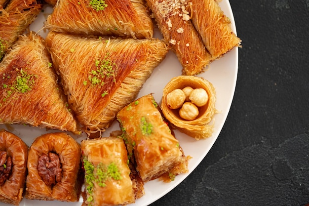 Close de delicioso baklava em um buffet de hotel