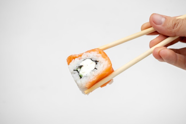 Close de delicioso sushi roll