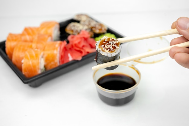 Close de deliciosos rolos de sushi