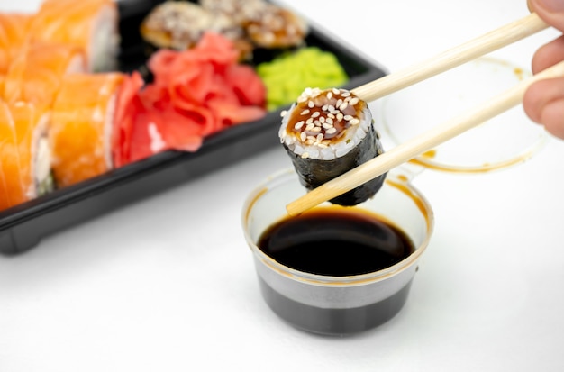 Close de deliciosos rolos de sushi