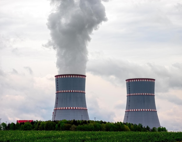 Close de duas torres de resfriamento da usina nuclear contra o céu nublado e dramático em Ostrovets, região de Grodno, Bielorrússia.