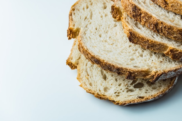 Foto close de fatias de pão de massa fermentada