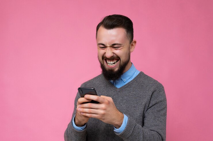 Foto close de feliz sorrindo feliz legal bonito moreno com barba por fazer