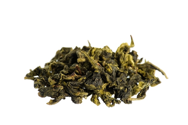 Close de folhas de chá verde isolado no branco