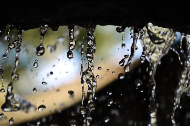 Close de gotas de água do arco de pedra desfocar o fundo