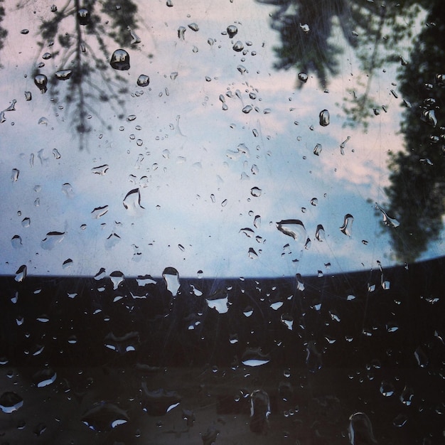 Foto close de gotas de chuva na janela