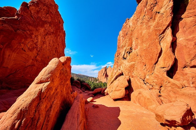 Close de grandes pedras vermelhas na montanha do deserto