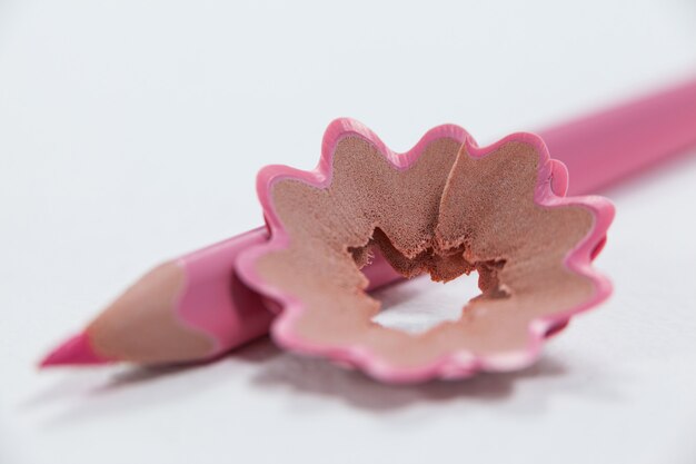 Foto close de lápis de cor rosa com aparas