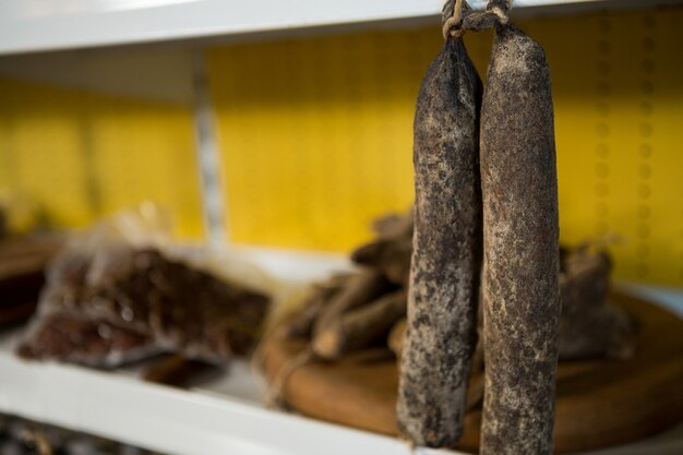 Foto close de linguiça seca pendurada