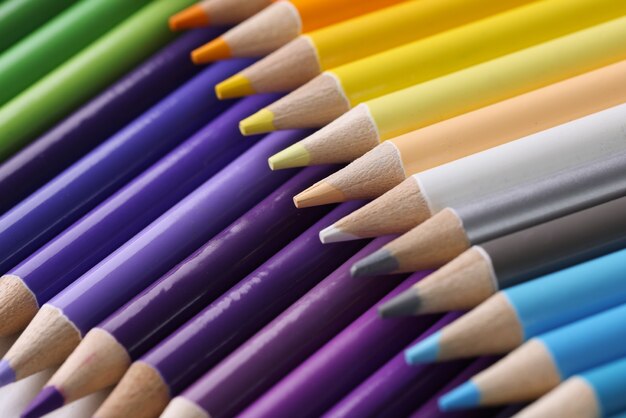 Close de muitos lápis de madeira afiados multicoloridos