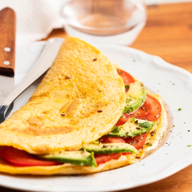 Foto close de omelete com tomate e abacate