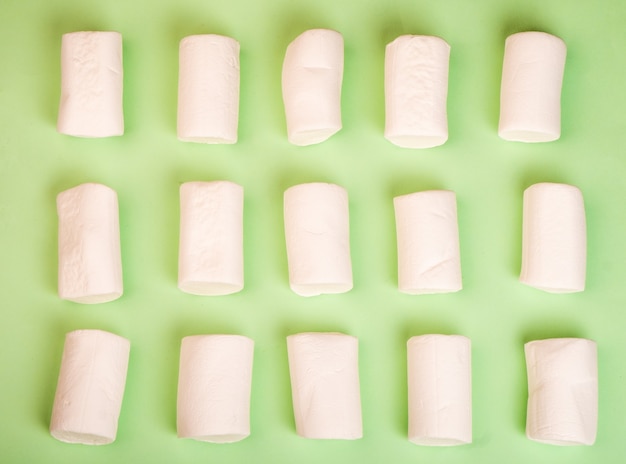 Close de padrão de marshmallow em um fundo verde