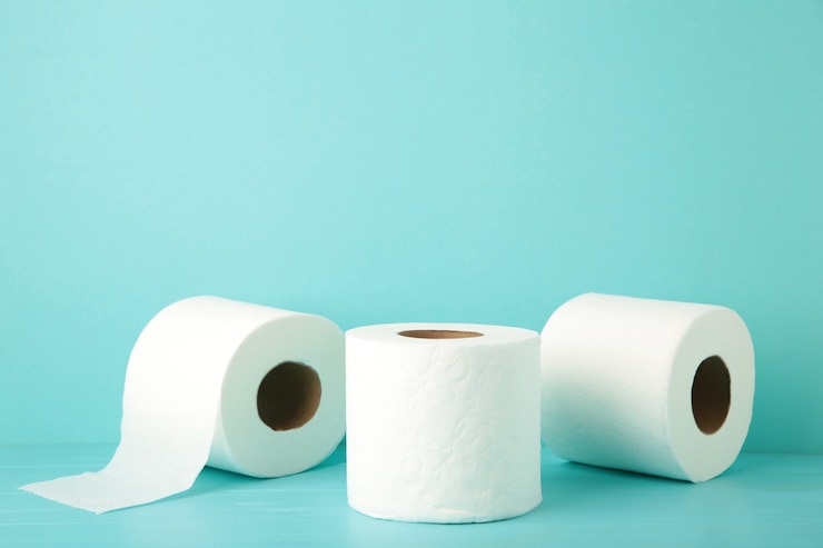 Foto close de papel higiênico em azul isolado