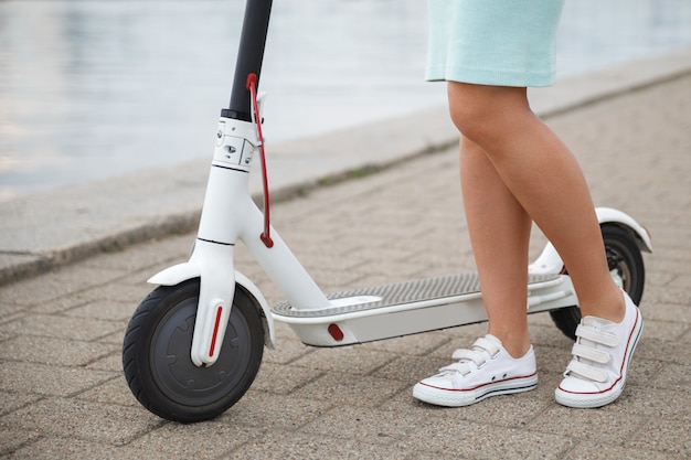 Close de pernas femininas na scooter elétrica