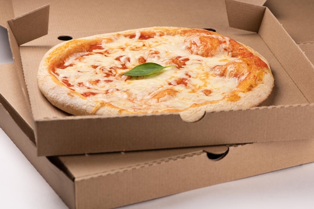 Close de pizza em caixa de papelão