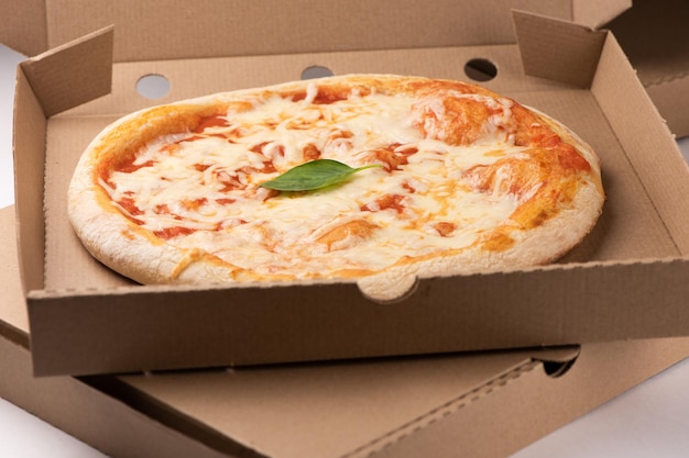 Close de pizza em caixa de papelão