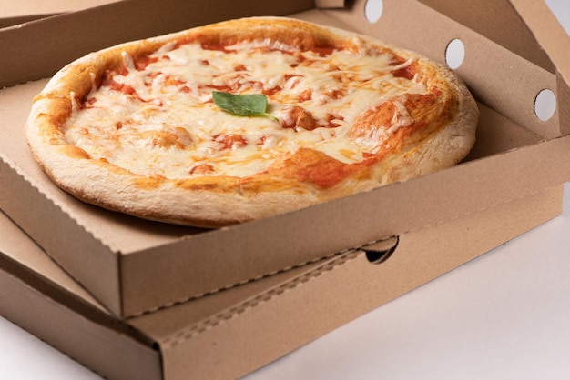 Close de pizza em caixa de papelão