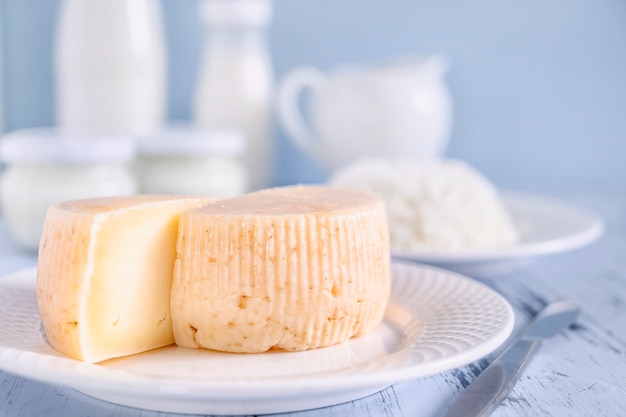 Foto close de queijo fatiado em fundo azul