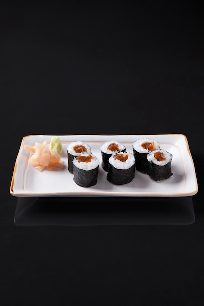 Close de rolos de sushi crus frescos