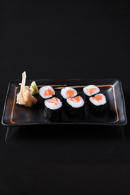 Close de rolos de sushi crus frescos