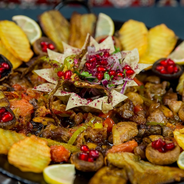 Foto close de saj com carne e vegetais