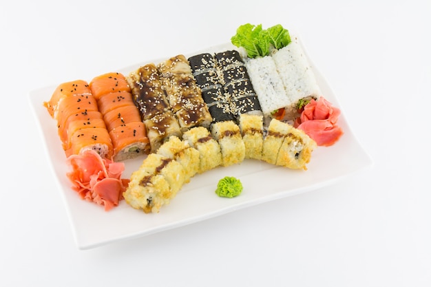 Close de sushi japonês tradicional em fundo branco