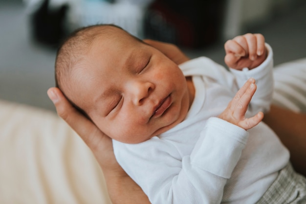 Foto close de um bebê tranquilo adormecer