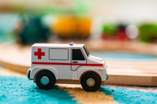 Foto close de um brinquedo de ambulância