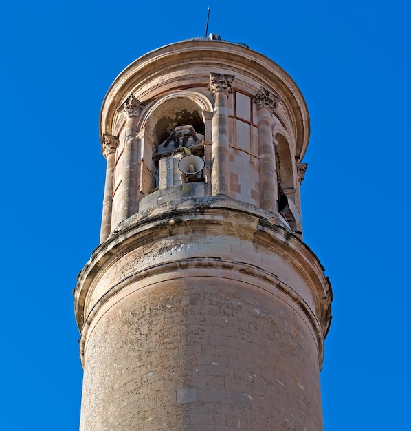 Close de um campanário de igreja com um megafone