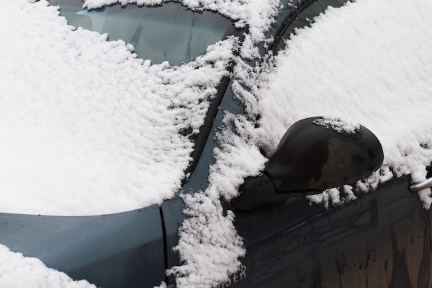 Close de um carro sob a neve
