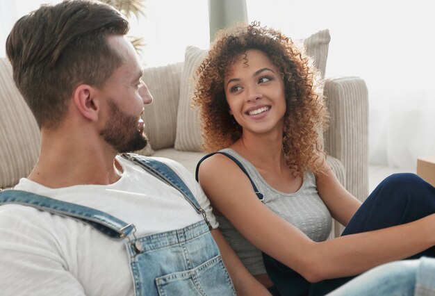 Foto close de um casal feliz sentado em um novo apartamento