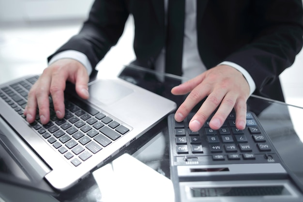 Close de um dedo de um homem trabalhando em um teclado sensível ao toque em um laptop