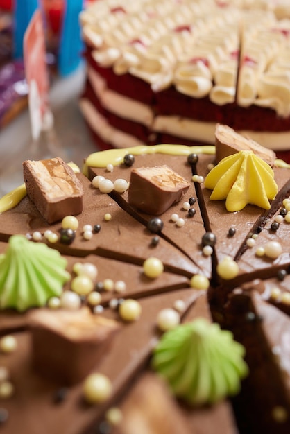 close de um delicioso bolo funil com cobertura de marshmallow e chocolate em um festival ao ar livre