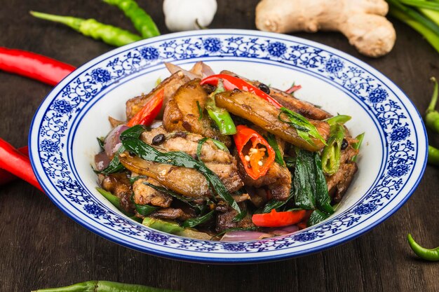 Close de um dos pratos mais populares da culinária chinesa da província de Sichuan. Carne de porco cozida duas vezes