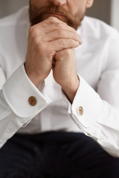 Close de um empresário de negócios barbudo jovem cara bonito elegante ou um noivo elegante em um branco ...