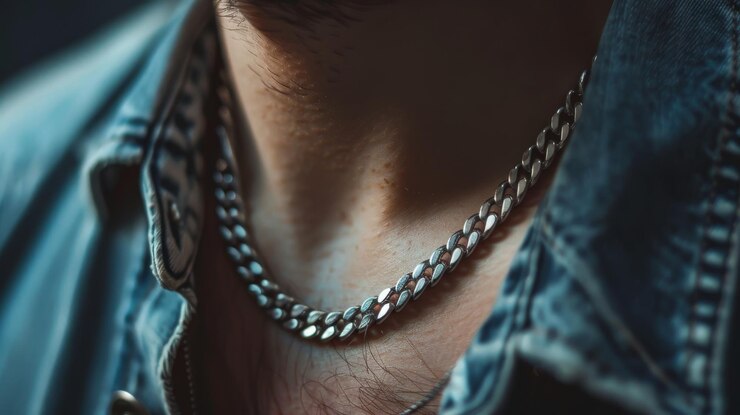Foto close de um homem adornado com um elegante colar de prata mostrando luxo e estilo