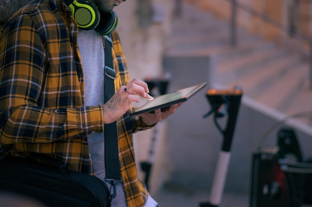 Close de um homem com um tablet nas mãos à noite