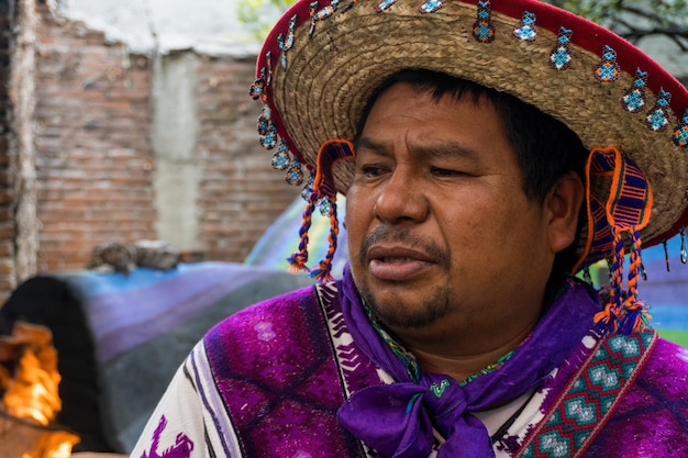 Close de um homem da tribo Huichol no México