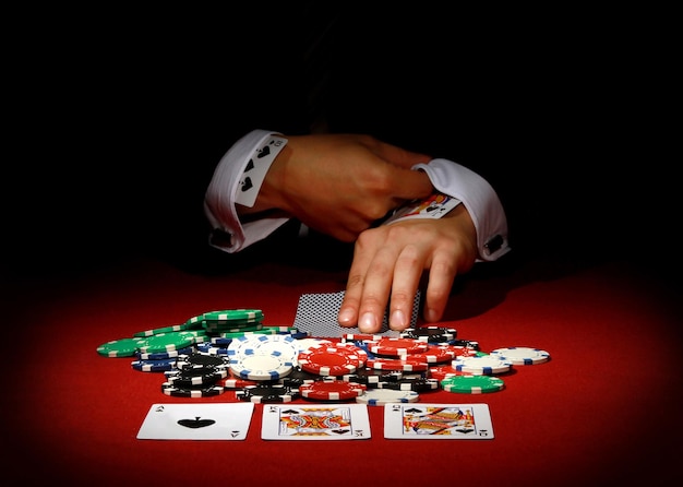 Foto close de um homem trapaceando em um jogo de pôquer