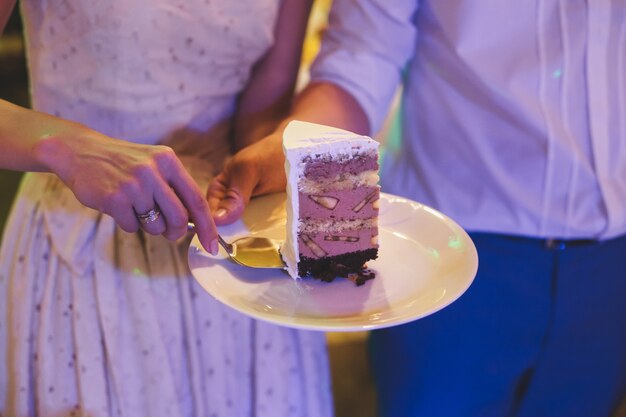 Close de um lindo bolo de casamento