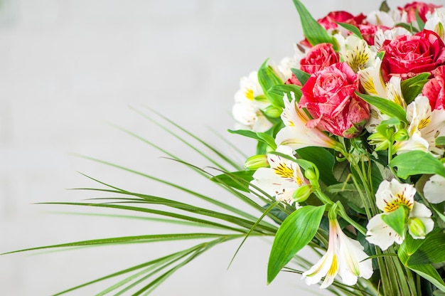 Close de um lindo buquê com rosas e alstroemeria branca isolada em um fundo branco