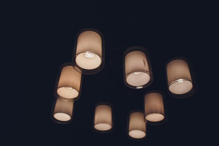 Foto close de um lindo lustre de cristal lindo lustre luxuoso e caro pendurado sob o teto