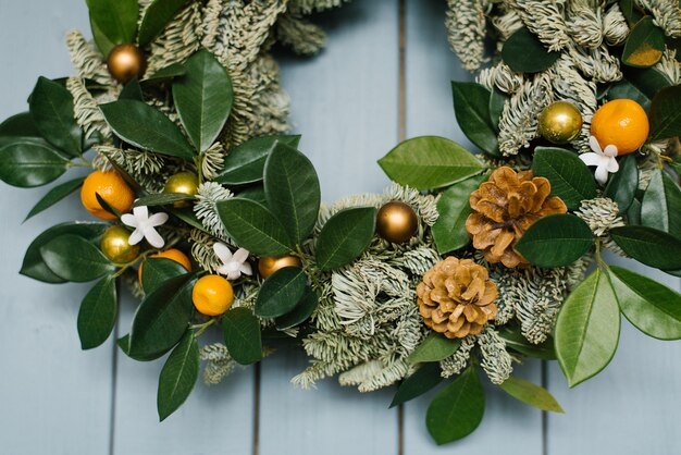 Close de um pedaço de guirlanda de natal na parede